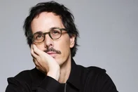O roteirista Lucas Paraizo, um dos grandes nomes do audiovisual brasileiro da atualidade, estará em Caxias do Sul no próximo dia 27 de junho para uma oficina sobre o processo criativo audiovisual. A atividade gratuita será realizada das 19h às 22h, na Sala de Inovação do Centro Universitário da Serra Gaúcha – FSG, integrando a série de ações promovidas pelo Ecossistema de Montanha. O encontro é destinado a todos os profissionais audiovisuais que dialoguem com o processo criativo e seus desdobramentos.<!-- NICAID(16067060) -->