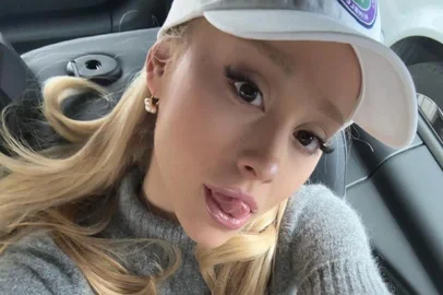 Esposa do dublador do Bob Esponja nega romance do marido com Ariana Grande<!-- NICAID(15490529) -->