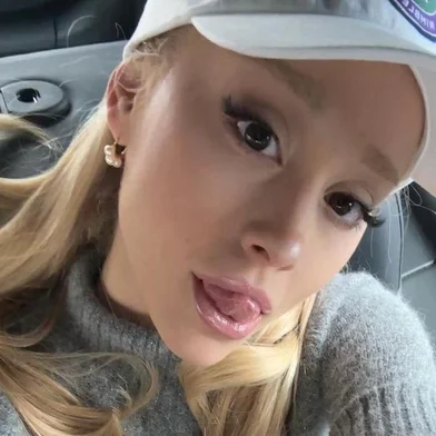 Esposa do dublador do Bob Esponja nega romance do marido com Ariana Grande<!-- NICAID(15490529) -->