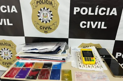 Polícia Civil / Divulgação Três suspeitos de aplicar golpes foram alvos de uma operação da Polícia Civil em Venâncio Aires, no Vale do Rio Pardo, na manhã desta sexta-feira (14.11.2025). Elas teriam enganado moradores da área rural com falsas promessas financeiras. A ofensiva cumpriu dois mandados de busca e apreensão. Ninguém foi preso. Os prejuízos apurados até o momento são de R$ 470 mil.<!-- NICAID(16167460) -->
