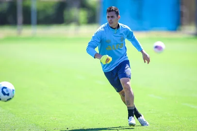 Lucas Uebel / Grêmio,Divulgação O atacante Pavon participa de treino do Grêmio no CT Luiz Carvalho.<!-- NICAID(16142046) -->