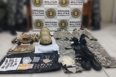 Numa das ações os PMs encontraram uniformes, drogas e até capacetes com um homem, que foi preso em flagrante