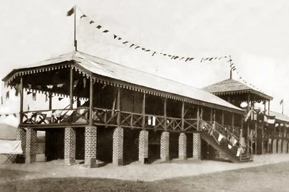 Hipódromo do Menino Deus, em Porto Alegre, em 1903Hoje, terreno da Secretaria da Agricultura e CETE<!-- NICAID(15907594) -->