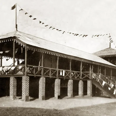 Hipódromo do Menino Deus, em Porto Alegre, em 1903Hoje, terreno da Secretaria da Agricultura e CETE<!-- NICAID(15907594) -->