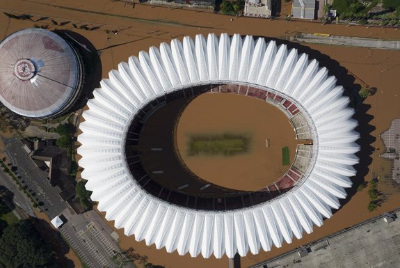 Vista aérea do Estádio Beira-Rio e Orla , em Porto Alegre (RS), tomados pelas águas após o transbordamento do Lago Guaiba. Fotos: Renan Mattos/Agencia RBS<!-- NICAID(15756353) -->
