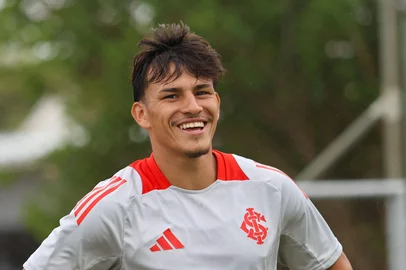 A estreia colorada na CONMEBOL Libertadores da América se aproxima e o trabalho segue forte no CT Parque Gigante. Na manhã desta terça-feira (1/4), a comissão técnica orientou o penúltimo treino antes de viajar a Salvador.<!-- NICAID(16008919) -->