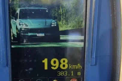 Polícia Rodoviária Federal (PRF) / Divulgação Um motorista de um Porsche Cayenne foi flagrado dirigindo em alta velocidade na BR-290, em Caçapava do Sul, na tarde desta terça-feira (16).