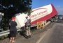 Caminhão quebra mureta, quase cai de viaduto na RS-118 e causa bloqueio na RS-020, em Gravataí