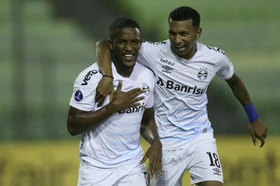 Brazil's Gremio Elias Manoel (L) celebrates with teammate Leo Chu after scoring against Venezuela's Aragua during the Copa Sudamericana football tournament group stage match at the UCV Olympic Stadium in Caracas, on May 20, 2021. (Photo by MANAURE QUINTERO / various sources / AFP)Editoria: SPOLocal: CaracasIndexador: MANAURE QUINTEROSecao: soccerFonte: AFPFotógrafo: STR<!-- NICAID(14789124) -->
