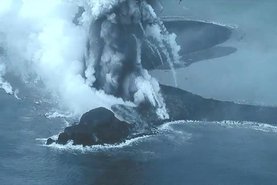 A Guarda Costeira do Japão conduziu uma observação do vulcão em Iwo Jima usando uma aeronave não pilotada (Sea Guardian) no dia 23 de novembro (quinta-feira) . Como resultado da observação, foi detectada atividade eruptiva em Niijima, na costa de Okinahama, na costa sul de Iwo Jima. Banco de dados de vulcões marinhos<!-- NICAID(15611432) -->