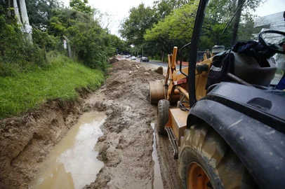 Porto Alegre, RS, Brasil -  Obras do Dmae na Av. Cel. Marcos interferem no trânsito. Fotos:  Jonathan Heckle/Agencia RBSr<!-- NICAID(15559345) -->