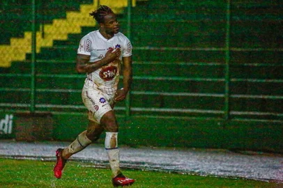 Ypiranga x Caxias pela 15ª rodada da Série C, no Colosso da Lagoa, em Erechim. Na foto: centroavante Eduardo Melo comemora o primeiro gol.<!-- NICAID(16093693) -->