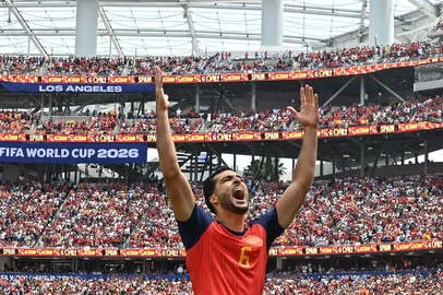 Paul Ellis / AFP Spain's midfielder #06 Mikel Merino celebrates scoring his team's second goal during the 2026 World Cup football tournament quarter-final match between Spain and Belgium at the Los Angeles Stadium in Inglewood on July 10, 2026. (Photo by Paul ELLIS / AFP)Editoria: SPOLocal: InglewoodIndexador: PAUL ELLISSecao: soccerFonte: AFPFotógrafo: STF<!-- NICAID(16325366) -->