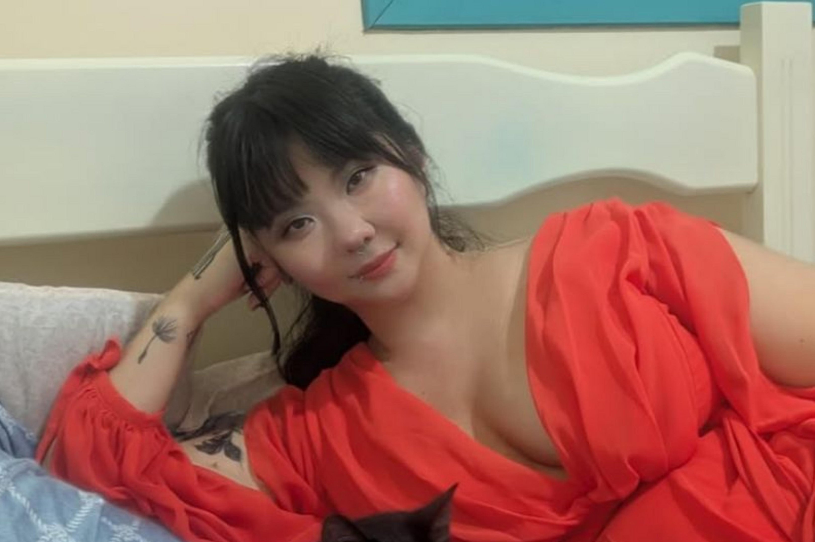 Cantora denuncia que foto foi manipulada por IA do X para criar imagem nua sem consentimento; entenda