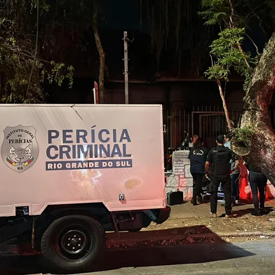 ZONA SUL DE PORTO ALEGRE - homem é morta a tiros dentro de casa abandonada. <!-- NICAID(15989676) -->