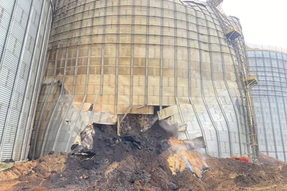 O Corpo de Bombeiros segue, no começo da manhã desta segunda-feira (14), atuando no combate às chamas em um dos silos de armazenamento de soja de uma empresa de grãos localizada às margens da BR-116, em Arroio Grande. O incêndio de grandes proporções teria começado por volta das 21h de sexta-feira (11).<!-- NICAID(16080058) -->