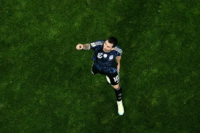 Jewel SAMAD / AFP Argentina's forward #10 Lionel Messi celebrates after his team won the 2026 World Cup football tournament semi-final match against England at the Atlanta Stadium in Atlanta on July 15, 2026. (Photo by Jewel SAMAD / AFP)Editoria: SPOLocal: AtlantaIndexador: JEWEL SAMADSecao: soccerFonte: AFPFotógrafo: STF<!-- NICAID(16327833) -->