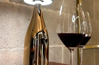 Luminária WAF que encaixa em garrafas de vinho.<!-- NICAID(16036549) -->