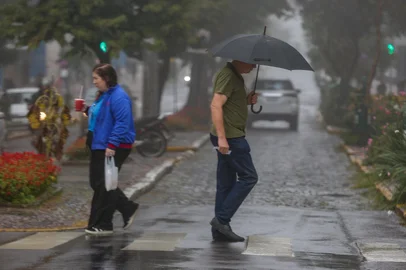 CAXIAS DO SUL, RS, BRASIL, 01/04/2025. Chuva deve seguir até sexta-feira na Serra e com possibilidade de ventos de 80km/h. (Neimar De Cesero/Agência RBS)Indexador: Neimar De Cesero<!-- NICAID(16007485) -->