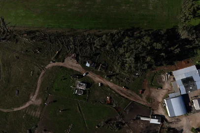 Renan Mattos / Grupo RBS PEDRO OSÓRIO, RS, BRASIL, 07-08-2026: A localidade de Maratazzo, área rural de Pedro Osório, na região Sul do Estado, foi atingida por um tornado no final da tarde de quinta-feira. Foto: Renan Mattos/Grupo RBS<!-- NICAID(16342140) -->