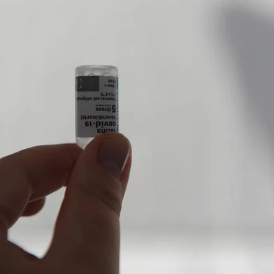 CAXIAS DO SUL, RS, BRASIL, 03/10/2022. Vacinação contra a Covid-19, na Praça Dante Alighieri, em Caxias do Sul. (Bruno Todeschini/Agência RBS)<!-- NICAID(15225397) -->