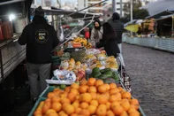 CAXIAS DO SUL, RS, BRASIL. 01-07-2025. Feirantes não se intimidam com frio de 0°C e marcam presença nas ruas de Caxias do Sul nesta terça-feiraIndexador: Bruno Todeschini<!-- NICAID(16070792) -->