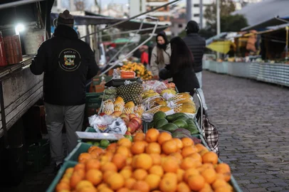 CAXIAS DO SUL, RS, BRASIL. 01-07-2025. Feirantes não se intimidam com frio de 0°C e marcam presença nas ruas de Caxias do Sul nesta terça-feiraIndexador: Bruno Todeschini<!-- NICAID(16070792) -->