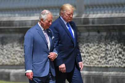 Britain's Prince Charles, Prince of Wales (R) talks with US President Donald Trump as he arrives for a welcome ceremony at Buckingham Palace in central London on June 3, 2019, on the first day of their three-day State Visit to the UK. Britain rolled out the red carpet for US President Donald Trump on June 3 as he arrived in Britain for a state visit already overshadowed by his outspoken remarks on Brexit. (Photo by MANDEL NGAN / AFP)Editoria: POLLocal: LondonIndexador: MANDEL NGANSecao: diplomacyFonte: AFPFotógrafo: STF<!-- NICAID(16125902) -->