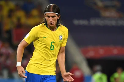 Brazil's defender Filipe Luis passes the ball during the Russia 2018 World Cup Group E football match between Serbia and Brazil at the Spartak Stadium in Moscow on June 27, 2018. / AFP PHOTO / Kirill KUDRYAVTSEV / RESTRICTED TO EDITORIAL USE - NO MOBILE PUSH ALERTS/DOWNLOADSEditoria: SPOLocal: MoscowIndexador: KIRILL KUDRYAVTSEVSecao: soccerFonte: AFPFotógrafo: STF<!-- NICAID(13621204) -->