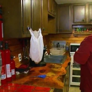 Cena do episótio piloto de "Extreme Cheapskates" (2011).<!-- NICAID(15850354) -->