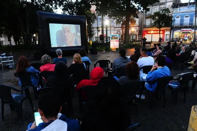 CAXIAS DO SUL, RS, BRASIL, 22/01/2024. Projeto Cinema de Verão ano 10 - abertura do projeto na praça Dante Alighieri com a exibição do filme A Sagração do Cotidiano: Benzeduras. Antes da exibição aconteceu a apresentação do espetáculo "Santo de Casa" com o grupo Cirandeiras Danças Brasileiras. (Porthus Junior/Agência RBS)<!-- NICAID(15657513) -->