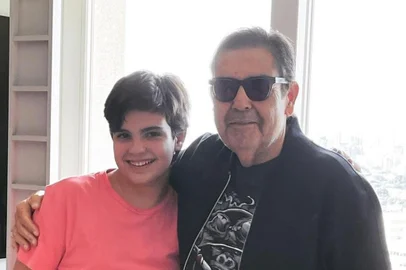 Apresentador Fausto Silva posa com o filho, Rodrigo, após deixar hospital<!-- NICAID(14810360) -->