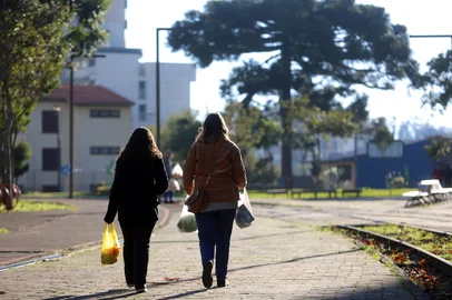 CAXIAS DO SUL, RS, BRASIL, 10/06/2025. Frio intenso deve seguir até sexta na Serra; há previsão de geada durante a semana. Segundo a Climatempo, uma nova massa de ar frio de origem polar avança nesses dias, causando acentuada queda de temperatura. Ambiental de clima -  Praça do Trem, no bairro São Pelegrino, sol apareceu no final da tarde desta terça-feira. (Porthus Junior/Agência RBS)Indexador: Porthus JUNIOR<!-- NICAID(16056728) -->