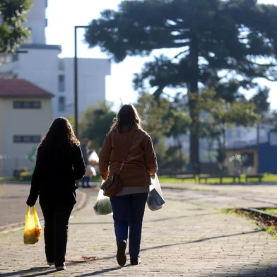 CAXIAS DO SUL, RS, BRASIL, 10/06/2025. Frio intenso deve seguir até sexta na Serra; há previsão de geada durante a semana. Segundo a Climatempo, uma nova massa de ar frio de origem polar avança nesses dias, causando acentuada queda de temperatura. Ambiental de clima -  Praça do Trem, no bairro São Pelegrino, sol apareceu no final da tarde desta terça-feira. (Porthus Junior/Agência RBS)Indexador: Porthus JUNIOR<!-- NICAID(16056728) -->