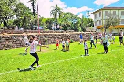 Não basta levar o filho à escola. O compromisso dos pais vai além disso: é preciso entrar no ambiente escolar e vivenciá-lo. Já à escola cabe a tarefa de estimular esses espaços de participação. <!-- NICAID(15911961) -->