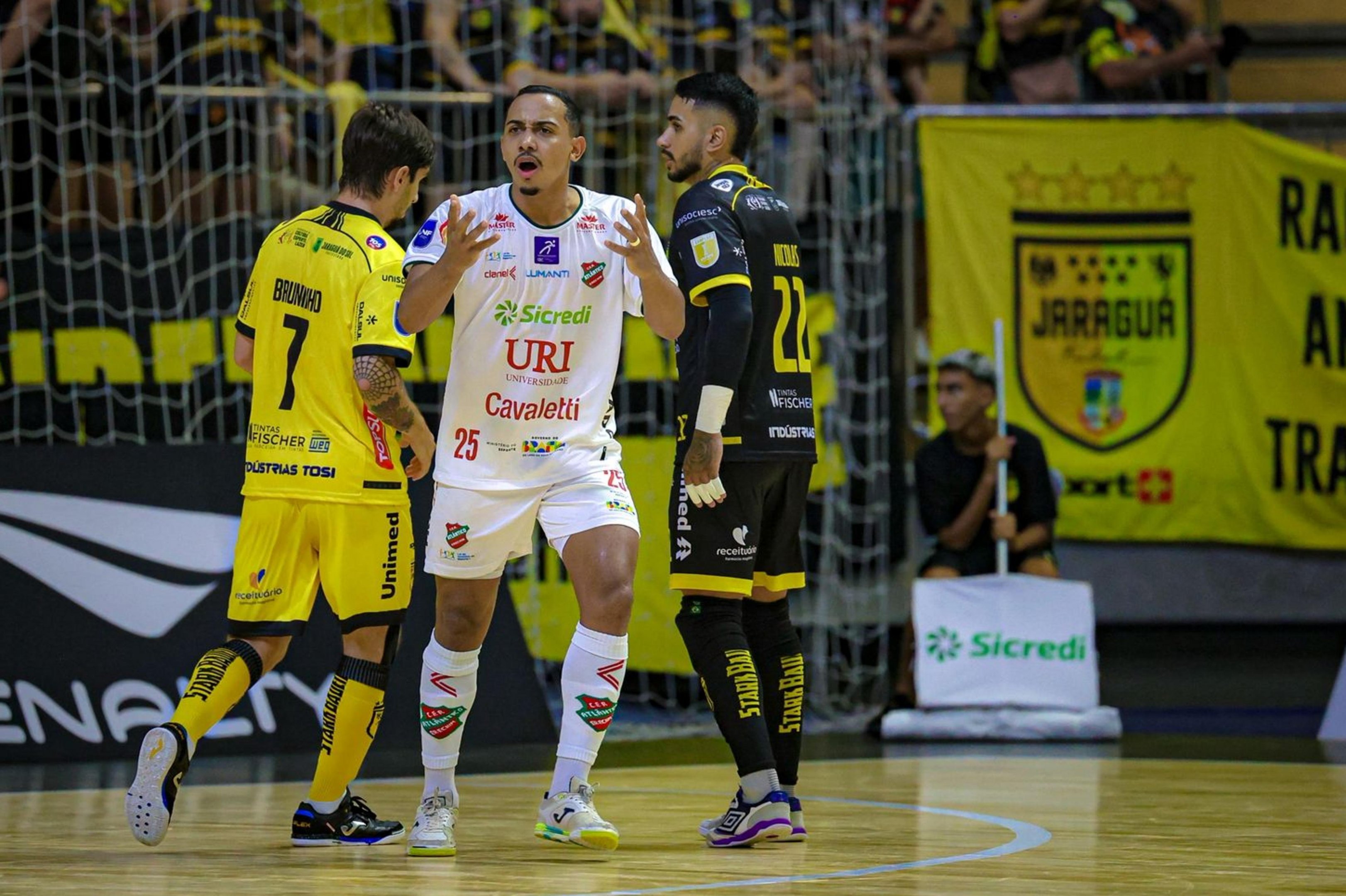 Atl&acirc;ntico perde para o Jaragu&aacute; na estreia na Copa do Brasil de Futsal