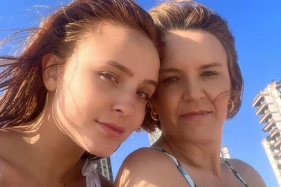 Larissa Manoella e a mãe, Silvana Taques Santos, na praia.<!-- NICAID(15311042) -->