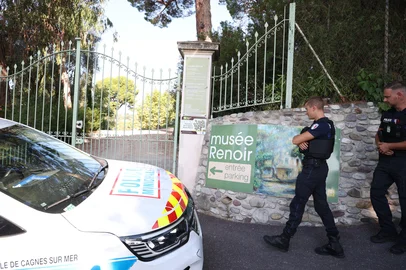 Polícia na entrada do Museu Renoir.<!-- NICAID(16361178) -->