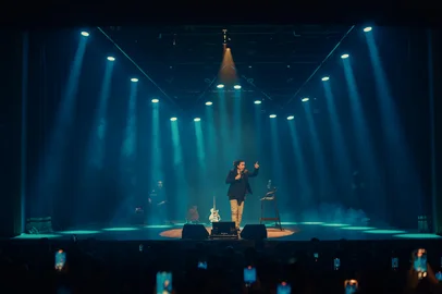 Após o sucesso de "Isso Não é um Culto" em 2023, Whindersson Nunes está de volta aos palcos com um novo espetáculo que promete ainda mais humor, reflexão e provocações.<!-- NICAID(16072569) -->