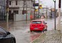 Chuva provoca alagamento em vias de Porto Alegre