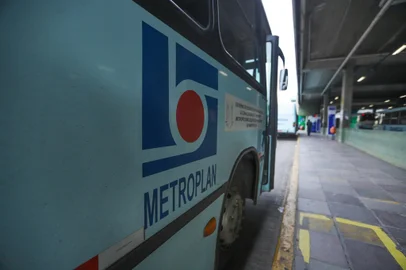 PORTO ALEGRE, RS, BRASIL - 14.09.2020 - Conforme números da Associação dos Transportadores Metropolitanos (ATM), desde o início do ano, o setor perdeu mais da metade de seus passageiros. A queda na demanda, influenciada em grande parte pela pandemia do coronavírus, afeta o funcionamento das empresas de transporte no longo prazo, colocando em risco renovações de frota, que tem limite de idade, conforme a Metroplan. (Foto: Isadora Neumann/Agencia RBS)Indexador: ISADORA NEUMANN<!-- NICAID(14591845) -->