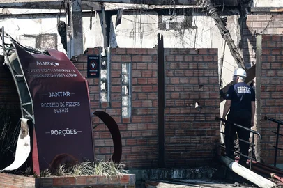 CAPÃO DA CANOA, RS, BRASIL,  03-04-2026: Quatro pessoas perdem a vida após queda de avião monomotor em Capão da Canoa, no litoral norte. A aeronave de pequeno porte decolou do aeroporto de Capão da Canoa e caiu na Av. Valdomiro Cândido dos Reis. (Foto: André Ávila/Agência RBS)Indexador: Andre Avila<!-- NICAID(16258442) -->