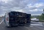 Caminhão tombado após colisão bloqueia trecho da BR-448, em Canoas