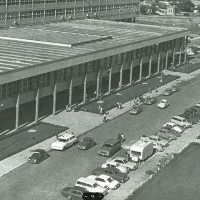 Hospital de Clínicas de Porto Alegre nos anos 1970Em frente, o trailer de cachorro-quente Kikão<!-- NICAID(16126964) -->