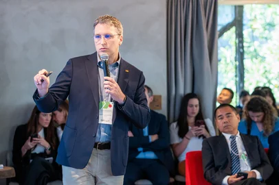 SÃO PAULO, SP – 22.08.2025 – O governador Eduardo Leite participou do evento Economia de Baixo Carbono e Energias Renováveis, no Aya Hub, em São Paulo. Durante sua apresentação, destacou o potencial do Rio Grande do Sul como protagonista na transição energética brasileira, com foco na atração de investimentos em energia limpa. A agenda foi promovida pela Invest RS em parceria com o AYA Earth Partners, maior ecossistema de negócios de baixo carbono do país. Na foto: presidente da Invest RS, Rafael Prikladnicki<!-- NICAID(16142998) -->