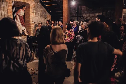 Grupo Ueba apresenta nova temporada de “Vivita – A Noiva do Sol”, em três apresentações gratuitas nos dias 21 a 23 de fevereiro, às 19h, no Centro Cultural Moinho da Cascata, em Caxias do Sul.A atriz Aline Zilli sobe ao palco para protagonizar Vivita Cartier, mulher poetisa de personalidade forte e à frente do seu tempo, que viveu há mais de século em Porto Alegre e Criúva (interior de Caxias do Sul).<!-- NICAID(15978652) -->