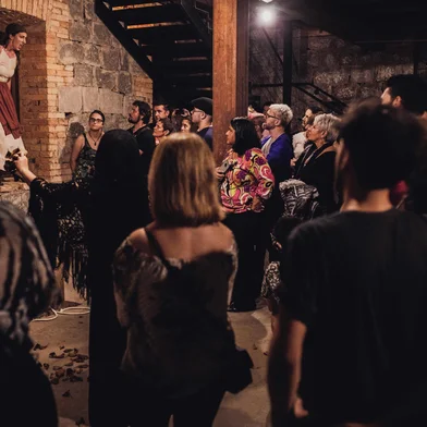 Grupo Ueba apresenta nova temporada de “Vivita – A Noiva do Sol”, em três apresentações gratuitas nos dias 21 a 23 de fevereiro, às 19h, no Centro Cultural Moinho da Cascata, em Caxias do Sul.A atriz Aline Zilli sobe ao palco para protagonizar Vivita Cartier, mulher poetisa de personalidade forte e à frente do seu tempo, que viveu há mais de século em Porto Alegre e Criúva (interior de Caxias do Sul).<!-- NICAID(15978652) -->