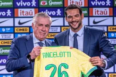 APRESENTAÇÃO TÉCNICO CARLOS ANCELOTTIRJ - CBF/ANCELOTTI - GERAL - Rio de Janeiro, Brazil - may 26, 2025: announced of the Brazilian men's national football team by new coach Carlo Ancelotti on Monday afternoon at the Grant Hyatt Hotel, Na foto Samir Xaud presidente da CBF 26/05/2025 - Foto: CELSO PUPO/FOTOARENA/FOTOARENA/ESTADÃO CONTEÚDOEditoria: GERALLocal: RIO DE JANEIROIndexador: CELSO PUPOFonte: 2743888Fotógrafo: FOTOARENA<!-- NICAID(16046107) -->