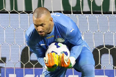 O goleiro Weverton, do Palmeiras, em lance de jogo contra o Ceará no Allianz Parque, em São Paulo, válido pela Copa do Brasil.<!-- NICAID(16203470) -->