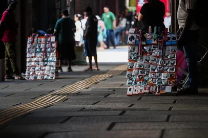 PORTO ALEGRE, RS, BRASIL, 06-03-2026: Após conclusão das obras do quadrilátero central, camelôs retornam às avenidas do Andradas e Borges de Medeiros. Foto: Jonathan Heckler/Agência RBS<!-- NICAID(16239529) -->